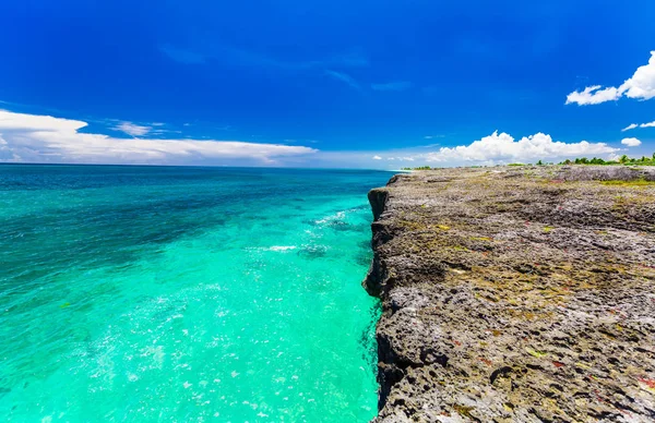 Hermosa vista desde un acantilado de pie en tranquilo océano turquesa contra fondo mágico cielo azul profundo —  Fotos de Stock