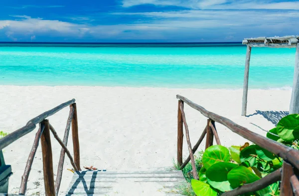 Bonita hermosa vista de la playa tropical de arena blanca y acogedor océano tranquilo y turquesa sobre fondo azul cielo —  Fotos de Stock