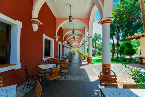 Ładny widok ładny ogród kolonialny hotel, piękny, zapraszając retro stylowa kawiarnia na świeżym powietrzu, budynek — Zdjęcie stockowe