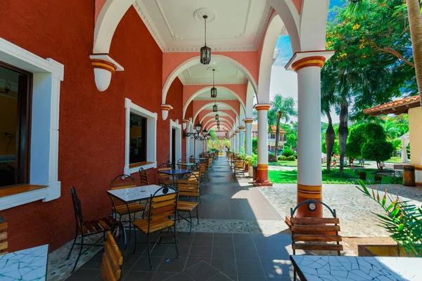 Jolie belle vue sur le terrain de l'hôtel colonial, belle invitant rétro élégant café en plein air, bâtiment — Photo