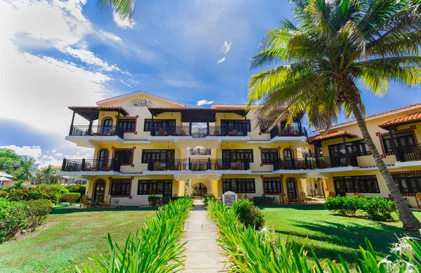 Splendida vista sui giardini coloniali dell'hotel, bellissimi invitanti edifici retrò eleganti nel giardino tropicale — Foto Stock