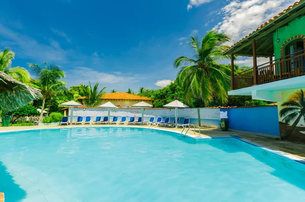 Agradable amplia vista abierta de los jardines del hotel colonial, hermosa piscina acogedora y edificios de estilo retro — Foto de Stock