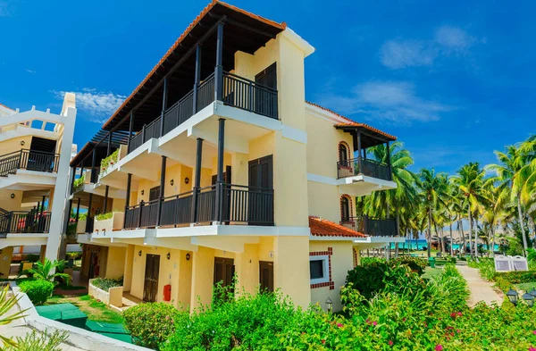 Vista natural del paisaje de los terrenos del complejo con una arquitectura retro elegante, edificios en jardín tropical cerca de la playa — Foto de Stock