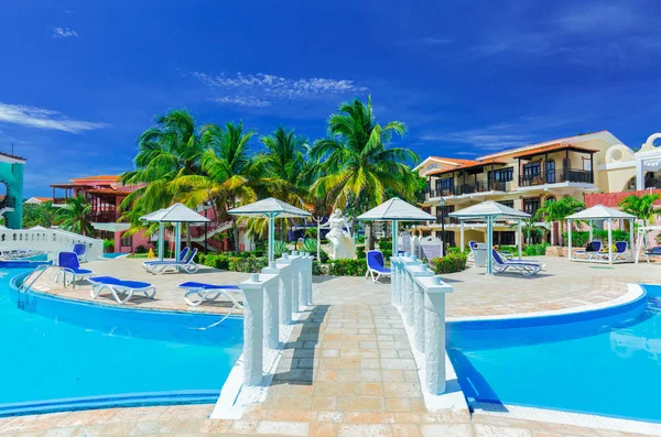 Mesmerizing view of Colonial hotel grounds, beautiful inviting swimming pool and retro stylish buildings — Stock Photo, Image