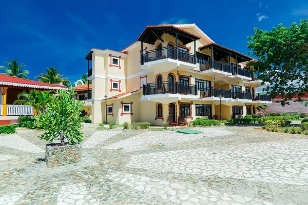 Bonito paisaje vista de los jardines del hotel colonial, hermosos edificios acogedores retro con estilo en la plaza del jardín tropical — Foto de Stock