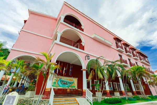 Pemandangan menakjubkan dari tanah hotel Kolonial, indah mengundang gaya retro bangunan utama di taman tropis di latar belakang langit biru — Stok Foto