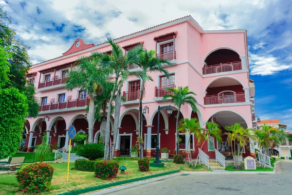 Pemandangan menakjubkan dari tanah hotel Kolonial, indah mengundang gaya retro bangunan utama di taman tropis di langit biru — Stok Foto