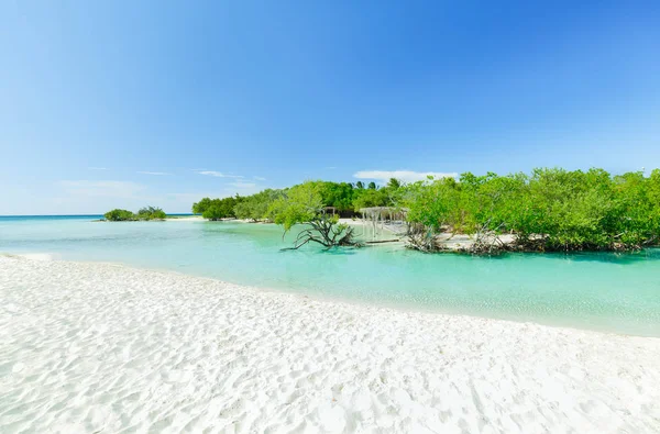 Paisaje natural increíble vista de la isla cubana de Cayo Coco laguna de playa de arena blanca en soleado hermoso día de verano — Foto de Stock