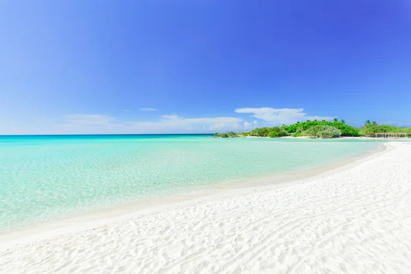 Ładny widok na tropikalny biały piasek na plaży i spokojny turkus oceanu na tle niebieskiego nieba w kubańskiej wyspie Cayo Coco — Zdjęcie stockowe