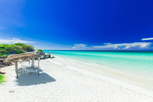 Asombrosa vista atractiva de la playa tropical de arena blanca y el océano turquesa tranquilo sobre fondo oscuro profundo, cielo azul — Foto de Stock