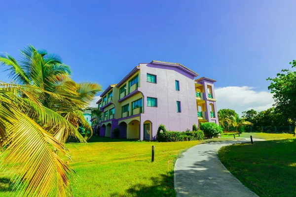 Vue imprenable sur les bâtiments de l'hôtel debout dans le jardin tropical par belle journée ensoleillée — Photo
