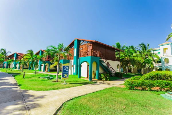 otel gerekçesiyle villa ile görünümünü şaşırtıcı ayakta tropikal bahçede güneşli güzel günde evler