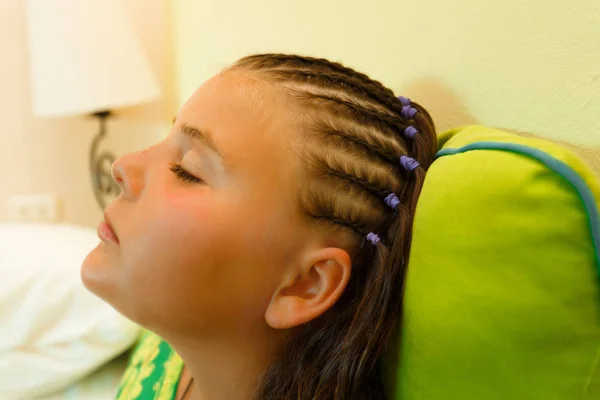 Nahaufnahme eines schönen kleinen Mädchens, das schläft und entspannt träumt, nachdem stilvolle modische Haarsträhnen auf ihrem Kopf gemacht wurden — Stockfoto
