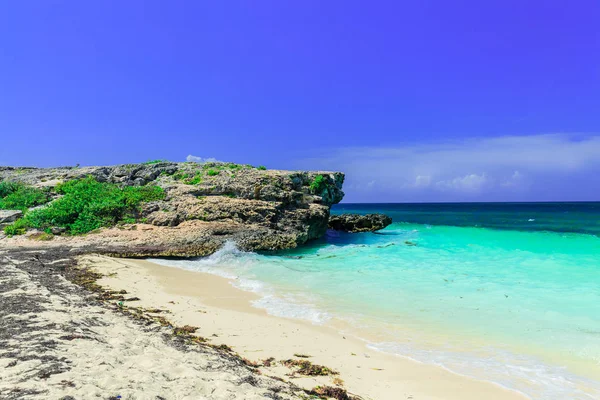 Invitando a ver un acantilado sentado en un tranquilo océano y playa de color turquesa contra el fondo mágico del cielo azul en la isla cubana de Cayo Coco en el soleado día de verano —  Fotos de Stock