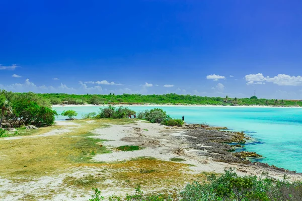 Wunderschöne Aussicht von der Klippe auf tropischen schönen Strand und ruhigen türkisfarbenen Ozean mit Menschen entspannen, Schwimmen im Hintergrund auf der Insel Cayo Coco, Kuba — Stockfoto