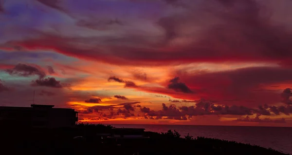 Bonita vista mágica del atardecer con hermoso cielo cálido en la isla cubana de Santa María —  Fotos de Stock