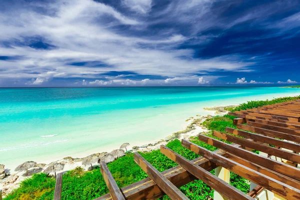 Splendida vista dalla cima del tetto sulla spiaggia tropicale di sabbia bianca e tranquillo oceano tenero turchese nella soleggiata giornata estiva — Foto Stock