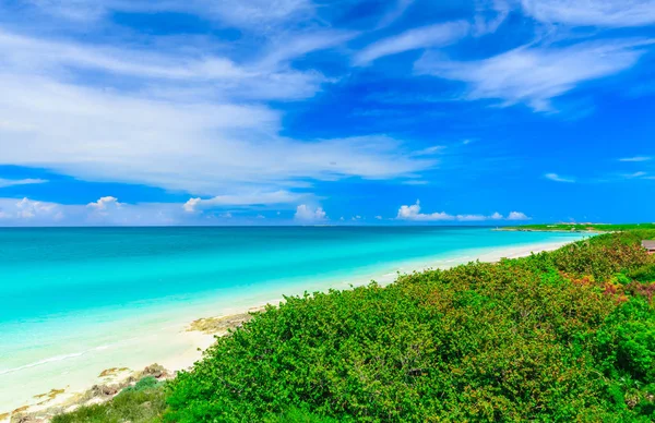 Tropikal beyaz kum plaj ve sakin turkuaz ihale Okyanusu güzel, çarpıcı görünüm güneşli yaz günü ve mavi sihirli derin, mavi gökyüzü arka plan — Stok fotoğraf