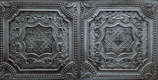 Подробный обзор темно-серебристой, металлической, внутренней отделки потолка плитки — стоковое фото