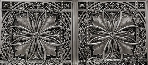 暗い銀金属、室内天井装飾タイルの素敵な詳細なクローズ アップ ビュー — ストック写真