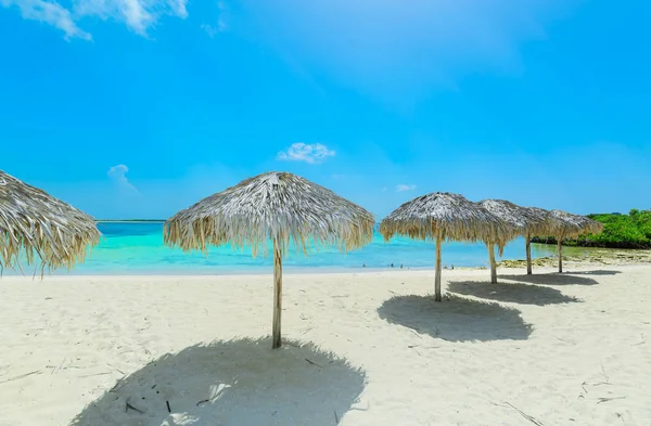 ブルハス島の美しい景色キューバのビーチと静かな 晴れた日に青い空を背景にしたターコイズブルーの魅力的な海 — ストック写真