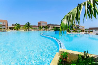 Las Brujas, Cayo Santa Maria, Küba 19 Haziran 2019 Grand Aston Oteli 'nde iki katlı havuz ve yüzme havuzu harika davetkar manzarası güneşli bir yaz günü dinlenen insanlarla tatil yeri. 