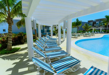 Las Brujas, Cayo Santa Maria, Küba 19 Haziran 2019 Vip bölgesinin yüzme havuzu ve Grand Aston otelinin harika davetkar manzarası güneşli bir yaz gününde tatil köyü, rahatlatıcı bir atmosfer. 