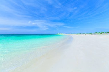 Güzel, muhteşem rahatlatıcı... hoş davetkar manzara... sakin turkuaz okyanus ve mavi gökyüzü arka planlı... Las Brujas Adası, Küba, güneşli harika yaz günü...