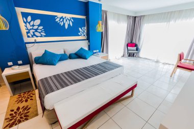 19 Haziran 2019 Grand Aston Oteli 'ndeki muhteşem, ferah otel odasının muhteşem davetkar manzarası. Hoş, rahatlatıcı bir atmosfer. Geniş, rahat bir yatak, modern dekorasyon mobilyaları. 