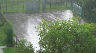 Şehirde yaz yağmuru var. Yeşil avlunun ve oyun alanının en üst manzarası. 4k video