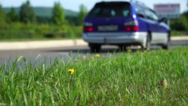 Autofahrten Auf Der Straße Verschwommener Hintergrund Nahaufnahme Fokussiert Auf Das — Stockvideo