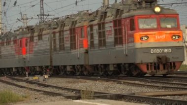 Zaozyorny, Krasnoyarsk Krai, Rusya - 31 Ağustos 2018: Rus Demiryolları yük treni raylarda ilerliyor. Yük treni geldi. El kamerası, ağır çekim.