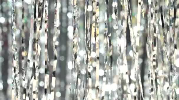 Lluvia Plata Oropel Sobre Fondo Bokeh Plata Hermoso Fondo Dinámico — Vídeo de stock