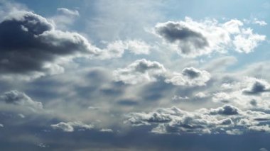 Sadece gökyüzü. Beyaz bulutlu, kontrastlı mavi gökyüzünün güzel manzarası. Hareket eden bulutların rahatlatıcı görüntüsü. Tam Hd Zaman Hızı