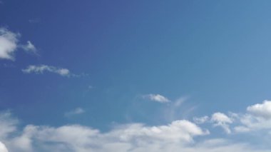 Sadece gökyüzü. Beyaz bulutlu güzel mavi gökyüzü manzarası. Hareket eden bulutların rahatlatıcı görüntüsü. Tam Hd Zaman Hızı