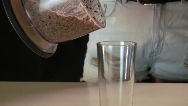 The girl pours a smoothie out of the blender — Stock video