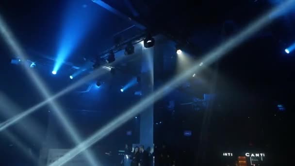 The concert light shines in different directions — Stockvideo