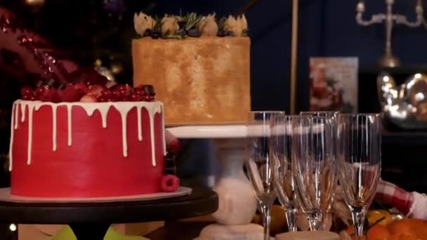 Gadis itu meletakkan kue di atas meja yang indah — Stok Video