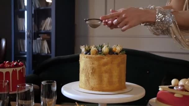 Девушка бросает глазурь на торт — стоковое видео