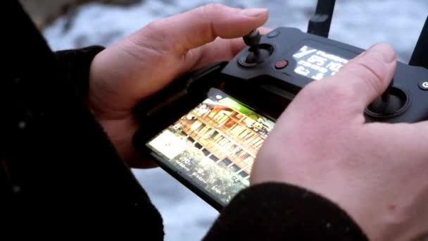 Un homme conduit un hélicoptère 