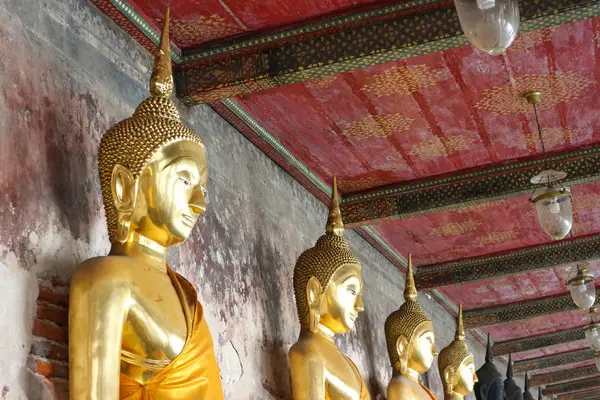 Tailandês Velho Buda Estátua Fileira Corredor Templo — Fotografia de Stock