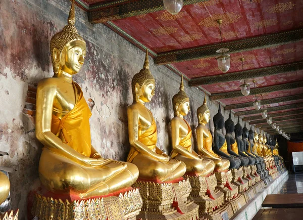 Thai Alte Buddha Statue Reihe Auf Dem Flur Des Tempels — Stockfoto