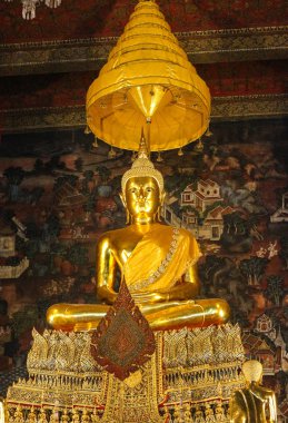 2019 Temmuz 22. Bangkok Tayland. Altın Phra Buddha Deva Patimakorn heykeli Wat Pho Tapınağının ana kilisesinde.