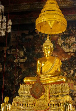 2019 Temmuz 22. Bangkok Tayland. Altın Phra Buddha Deva Patimakorn heykeli Wat Pho Tapınağının ana kilisesinde.