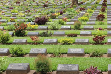 28 Temmuz 2019. Kanchanaburi Tayland. Chong-Kai Savaş Mezarlığı Park Bahçesi. Japon esir ordusunun savaş esiri mağdurları için demiryolu inşaatı sırasında.