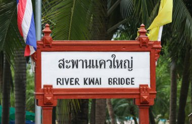 28 Temmuz 2019. Kanchanaburi Tayland. River Kwai Köprüsü Tren İstasyonu Tarihi Yer tabelası.