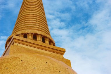 Antik bir Altın Stupa, Phra Pathommachedi mavi gökyüzü arka planına sahip.