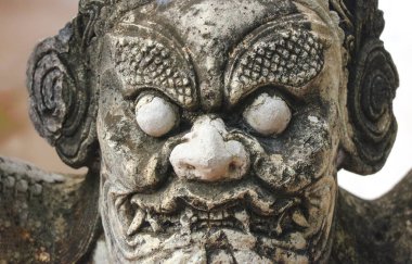 28 Temmuz 2019. Nakhon Pathom Tayland. Wat Phra Pathommachedi tapınağındaki antik bir Çin agalmatolite taş heykeli.. 