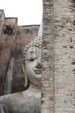Tayland 'ın Sukhothai eyaletindeki eski tarihi parktaki Srichum tapınağındaki antik Phra Ajana Buda heykeli..