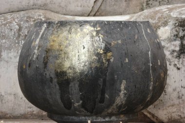 Srichum tapınağındaki Phra Ajana Buddha heykelinin önünde büyük bir Tayland Keşiş Kasesi..